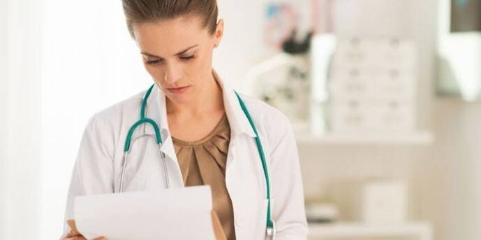 lekarz bada testy do diagnozowania wirusa brodawczaka